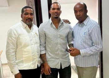 Foto del Jugador de Grandes Ligas de Béisbol Wander Franco junto con varios familiares