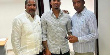 Foto del Jugador de Grandes Ligas de Béisbol Wander Franco junto con varios familiares