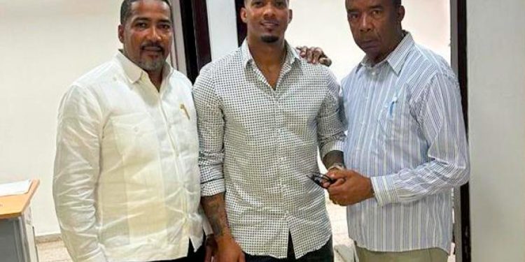 Foto del Jugador de Grandes Ligas de Béisbol Wander Franco junto con varios familiares