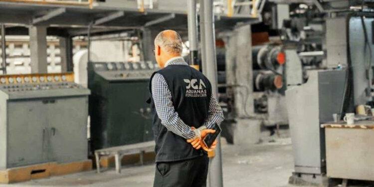 Aduanas y DGII intervienen a Industria del Papel SIDO. Noticias Diarias 24/7