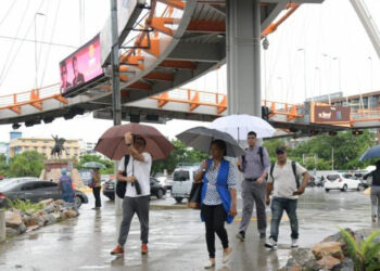 Aguaceros y alertas en aumento por sistema frontal y onda tropical