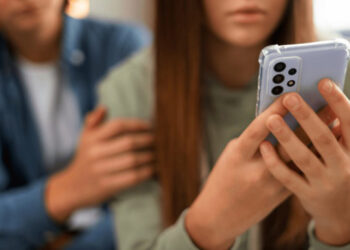 Aumenta la dependencia al celular en América Latina