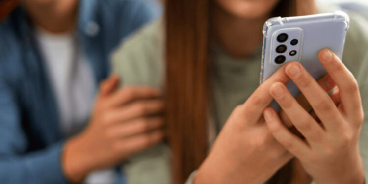Aumenta la dependencia al celular en América Latina