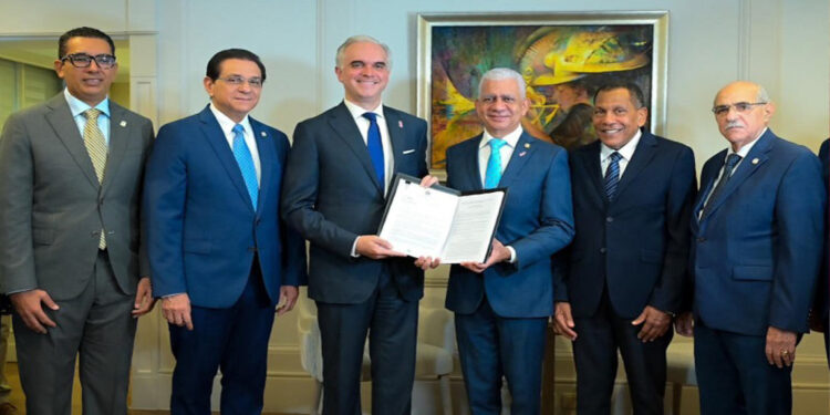 Gobierno presenta reforma laboral sin incluir cesantía