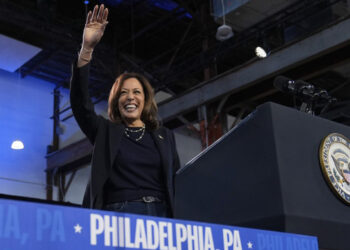 Kamala Harris evita destacar su raza y género en campaña