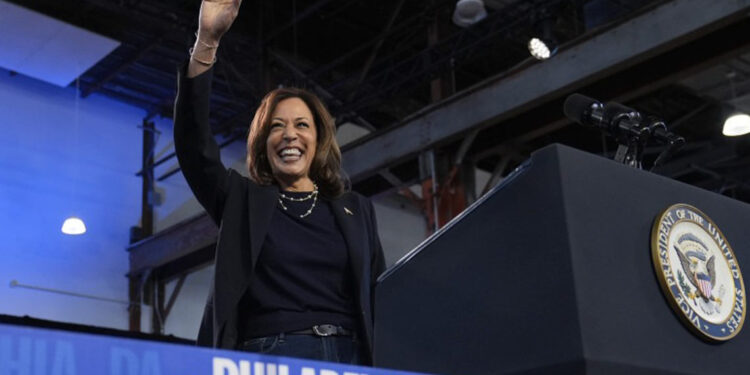 Kamala Harris evita destacar su raza y género en campaña