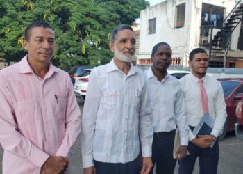 ADP paraliza docencia en 63 escuelas de Santiago por demandas