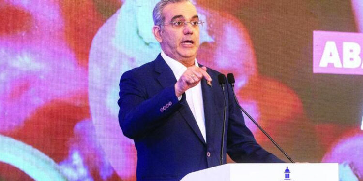 Abinader: “Funcionarios deben estar en contacto con sus comunidades”