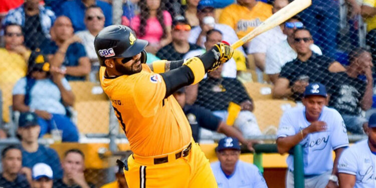 Águilas vencen al Licey con jonrones de Encarnación y Villar