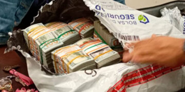 Detienen a dos mujeres con más de US$2 millones en Ecuador