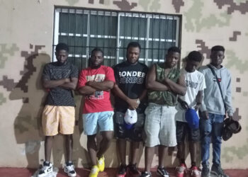 Detienen minibús con seis haitianos indocumentados en Pedernales