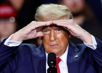 Donald Trump bromea con un tercer mandato; ¿es posible?