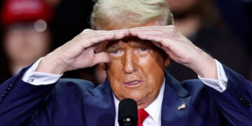 Donald Trump bromea con un tercer mandato; ¿es posible?