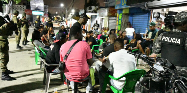 Interior y Policía interviene 17 centros nocturnos en Baní y La Victoria