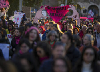 Italia protesta contra violencia machista con marchas masivas