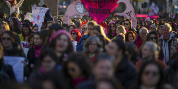 Italia protesta contra violencia machista con marchas masivas