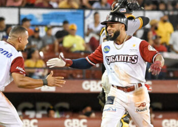 Jonrón de Leury García guía victoria de Gigantes sobre Águilas