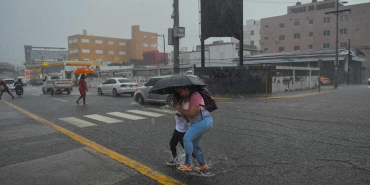 Martes lluvioso por vaguada: Provincias en alerta verde y amarilla