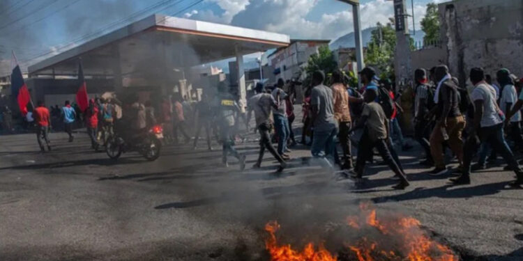 Más de 20,000 personas huyen de Puerto Príncipe en solo cuatro días por violencia de pandillas