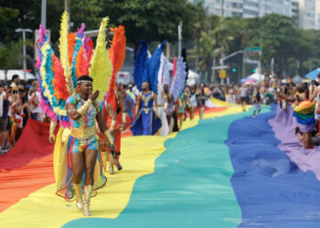 Miles marchan en el Orgullo de Río contra la discriminación