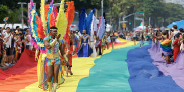Miles marchan en el Orgullo de Río contra la discriminación