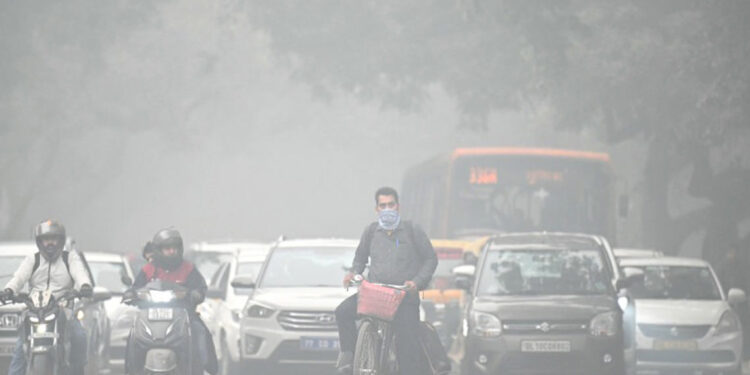 Nueva Delhi enfrenta contaminación severa; visibilidad se reduce a 150 metros