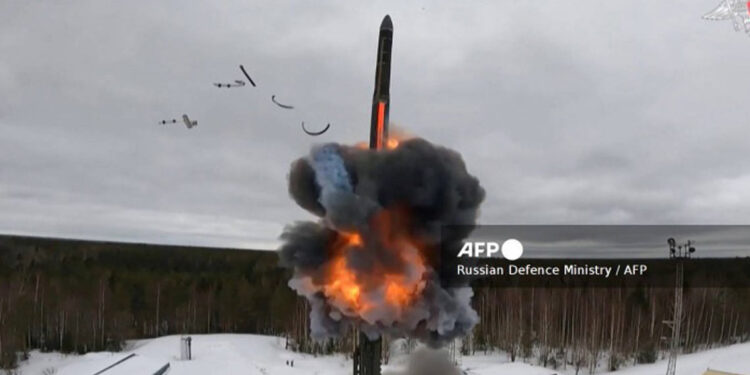 Putin advierte sobre conflicto global y lanza misil hipersónico contra Ucrania
