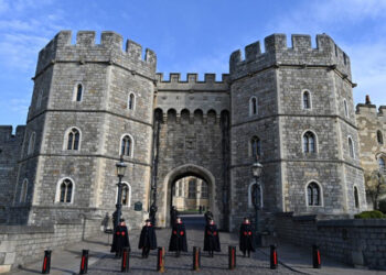 Roban vehículos en finca del Castillo de Windsor, residencia real británica