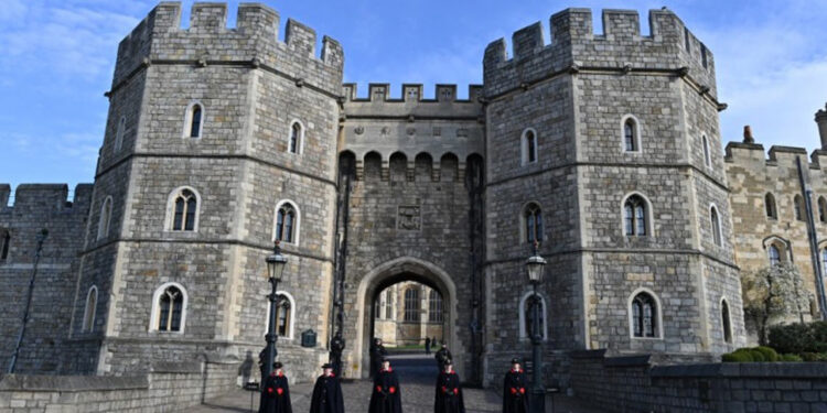 Roban vehículos en finca del Castillo de Windsor, residencia real británica