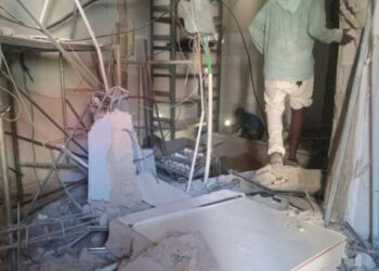 Tres trabajadores heridos tras desplome de pared en el Arzobispado de Santiago