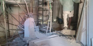 Tres trabajadores heridos tras desplome de pared en el Arzobispado de Santiago