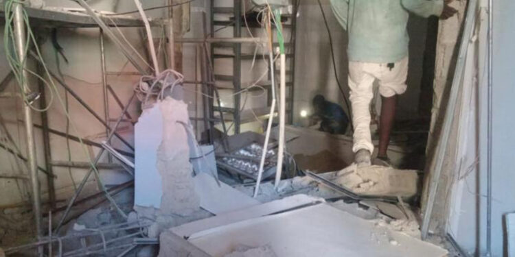Tres trabajadores heridos tras desplome de pared en el Arzobispado de Santiago