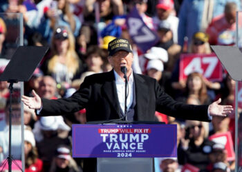 Trump busca el voto hispano en Nuevo México criticando a demócratas