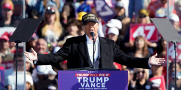 Trump busca el voto hispano en Nuevo México criticando a demócratas