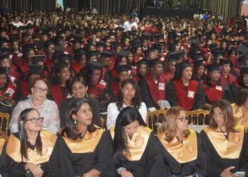 UNEV gradúa a 496 estudiantes; inteligencia artificial y superación personal marcan el acto