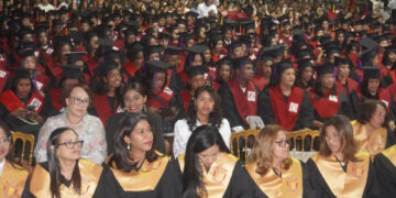UNEV gradúa a 496 estudiantes; inteligencia artificial y superación personal marcan el acto
