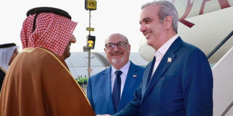Abinader se reúne con primer ministro de Qatar en Doha