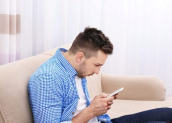Advierte sobre daños cervicales por uso prolongado de celulares
