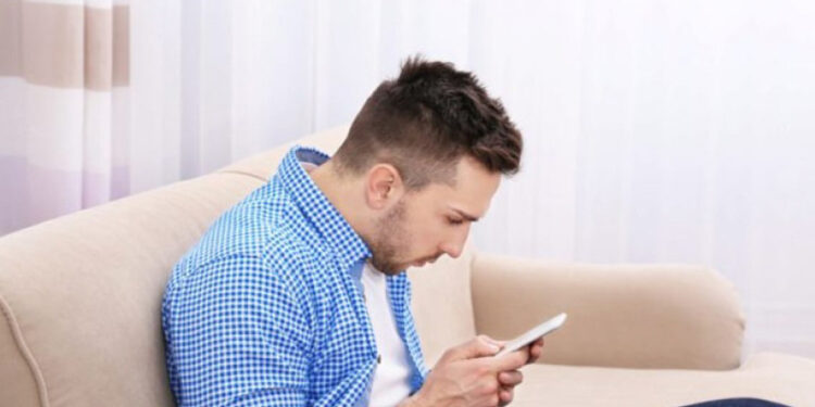 Advierte sobre daños cervicales por uso prolongado de celulares