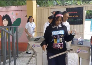 Alumnos “ponchan” con tarjeta para controlar asistencia escolar