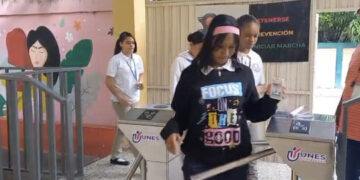 Alumnos “ponchan” con tarjeta para controlar asistencia escolar