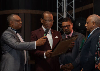 Aquino Méndez llama a la unidad regional al recibir el Premio de Oro en Barahona