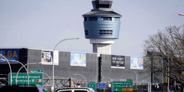 Avión se desvía en Nueva York tras choque con pájaro