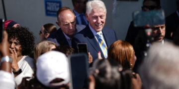 Bill Clinton hospitalizado en Washington por fiebre
