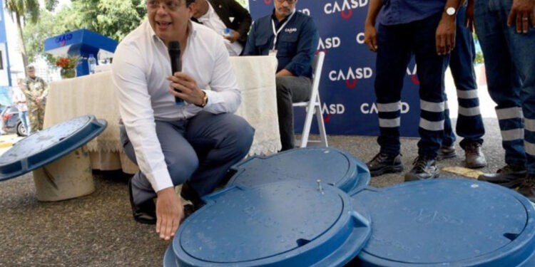 CAASD instala 40 tapas plásticas para filtrantes en la capital