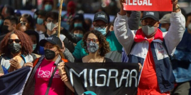 Chile Estudia Regularizar a 180,000 Migrantes Empadronados en 2023