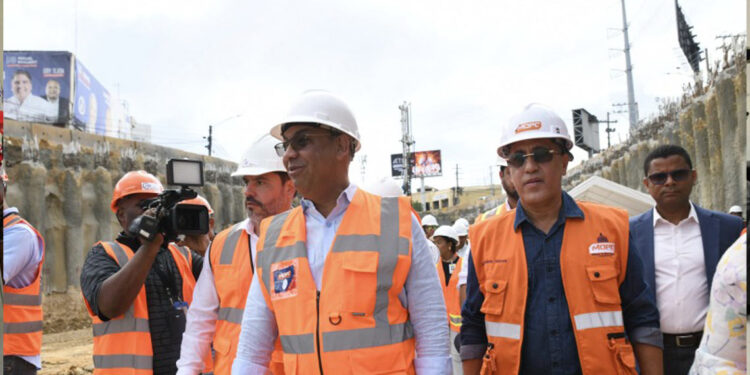 Deligne Ascención supervisa avances en proyectos viales del Gran Santo Domingo
