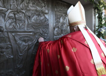 El Papa Francisco Abre Puerta Santa en Cárcel de Roma Durante el Jubileo