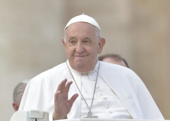 El Papa Francisco lamenta "guerras, corrupción y violencia" ante miles en Córcega