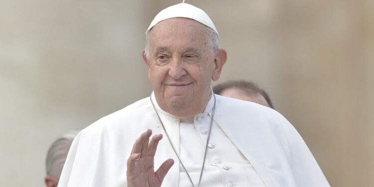 El Papa Francisco lamenta "guerras, corrupción y violencia" ante miles en Córcega